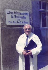 Professor Dr. med. Mathias Dorcsi vor dem Ludwig Boltzmann Institut